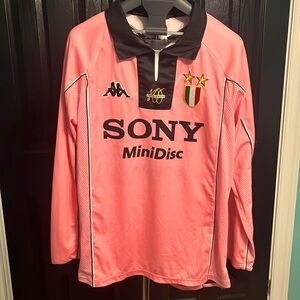 Vintage 1997/1998 Juventus away kit long sleeves.